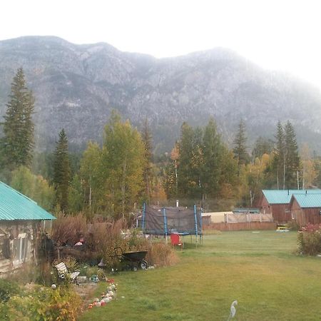 Steamboat Mountain Chalets Hotel Spillimacheen Esterno foto