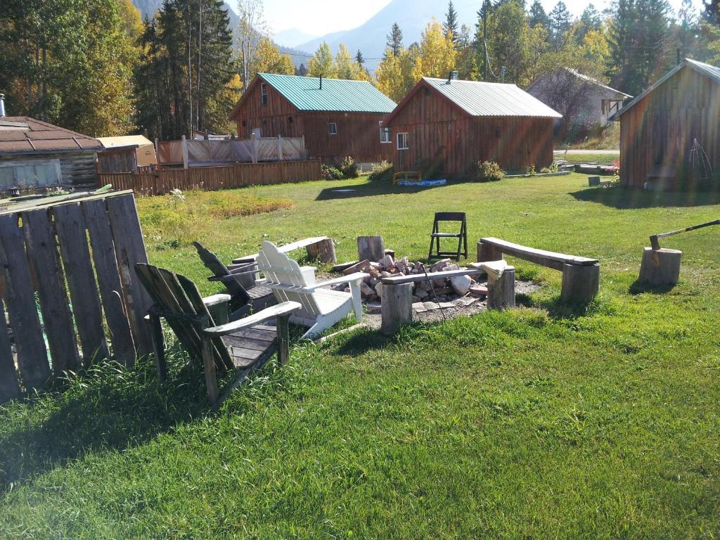 Steamboat Mountain Chalets Hotel Spillimacheen Esterno foto