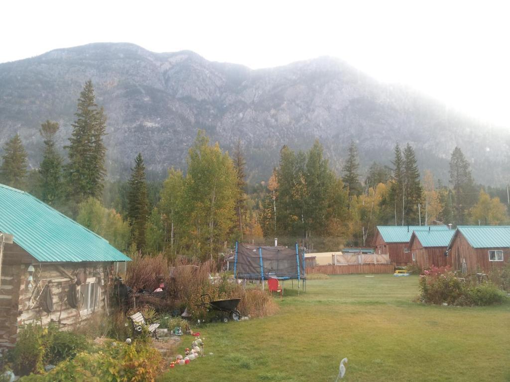 Steamboat Mountain Chalets Hotel Spillimacheen Esterno foto